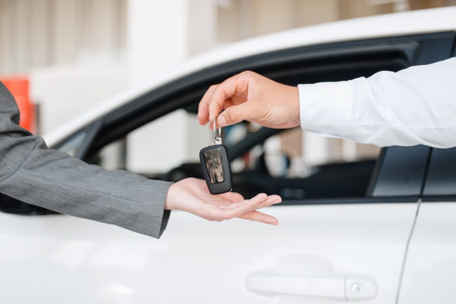 manager gives woman key to the new car in LN5XP8S min